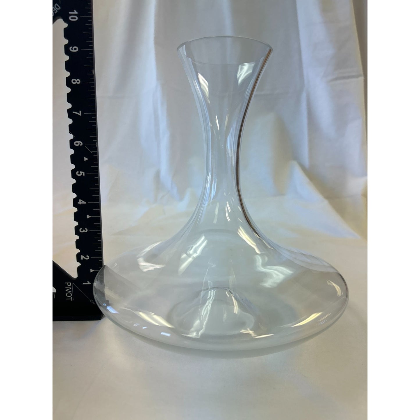 Elegant Clear Glass Wine Decanter With Wide Base & Narrow Neck
