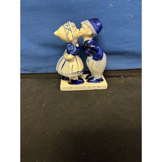 Vintage Dutch Kissing Couple Figurine Blue & White Ceramic Holland Decor 4.5" Tall
