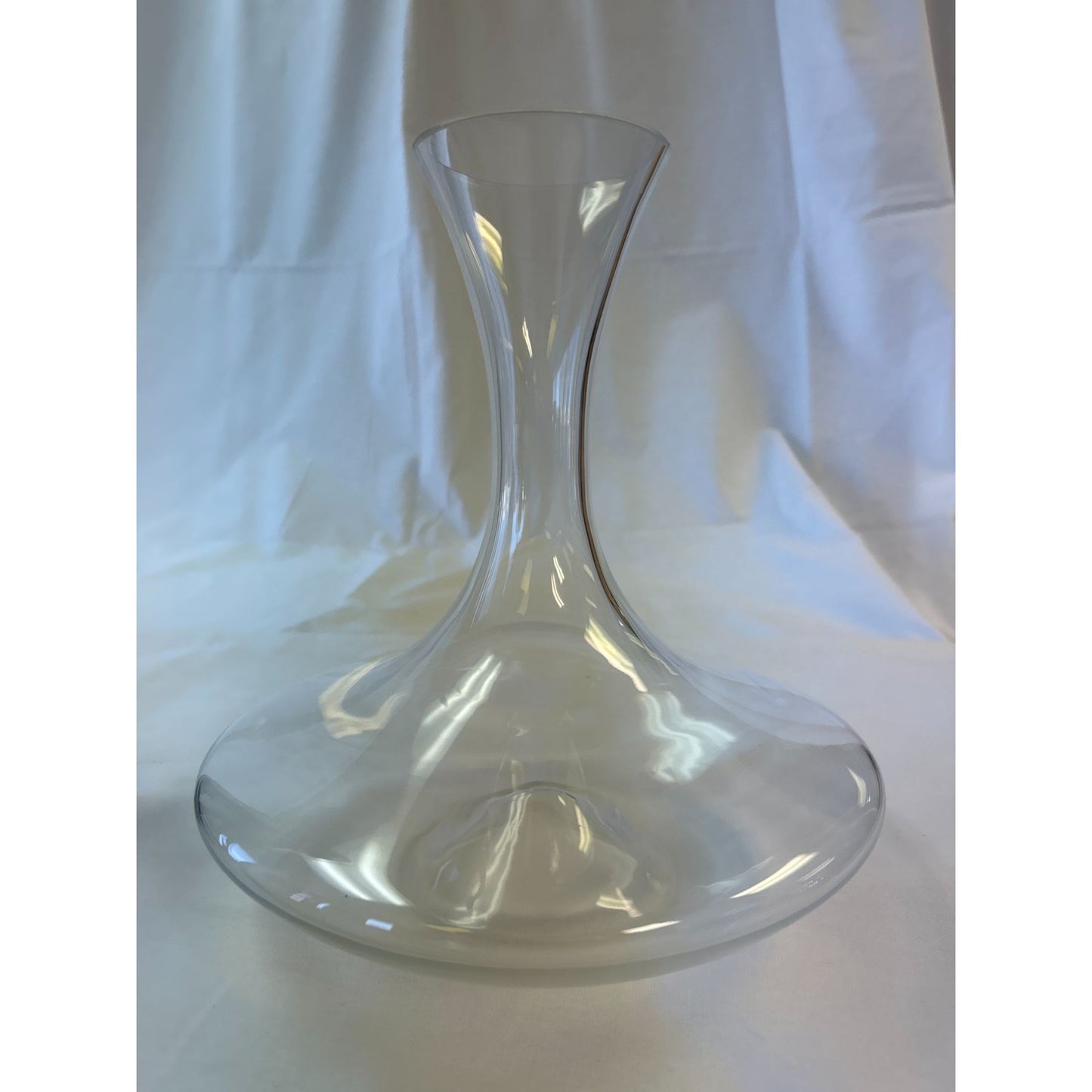 Elegant Clear Glass Wine Decanter With Wide Base & Narrow Neck